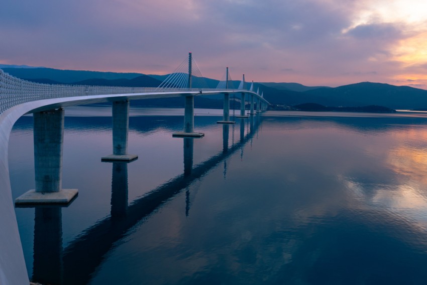 <p>Pelješki most je projektiral slovenski inženir Marjan Pipenbaher, ki je zasnoval že več kot 200 mostov.</p>