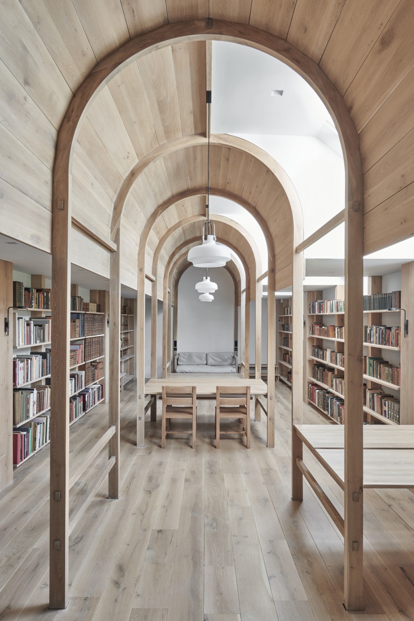 <p>Notranjost je izdelana iz masivnega hrastovega lesa z vidnimi grčami.</p>