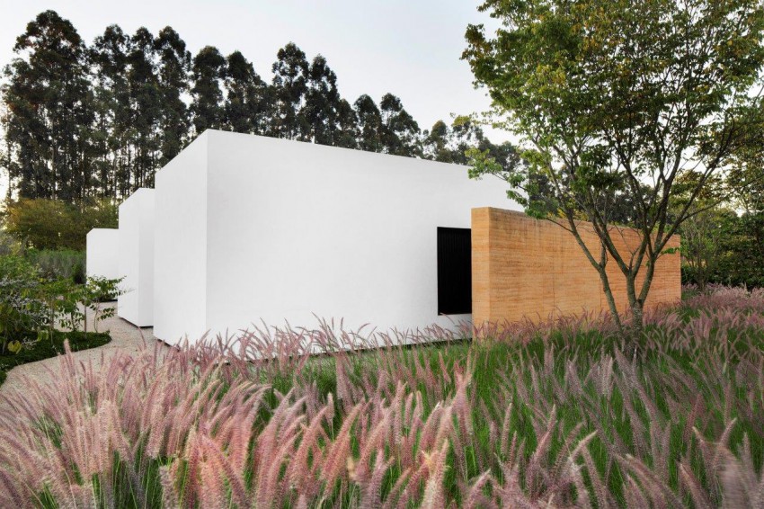 <p>Leseno podeželsko počitniško hišo je zasnoval brazilski arhitekt Guilherme Torres.</p>