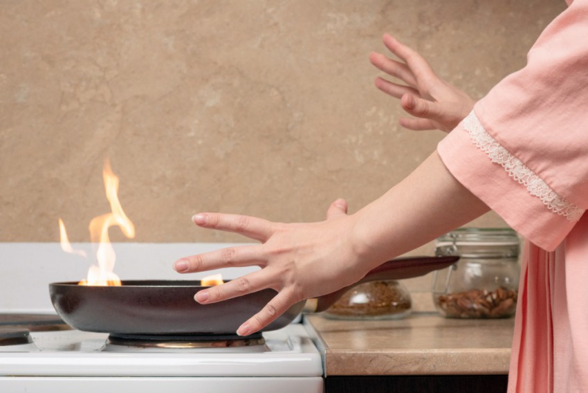 V kuhinji se hitro zgodi trenutek nepazljivosti, zaradi katerega lahko zažgemo posodo.