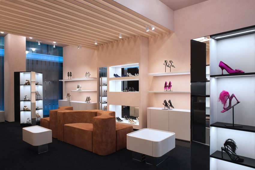 <p>Za italijansko modno znamko Sergio Rossi je oblikovala interier trgovine v Milanu.</p>