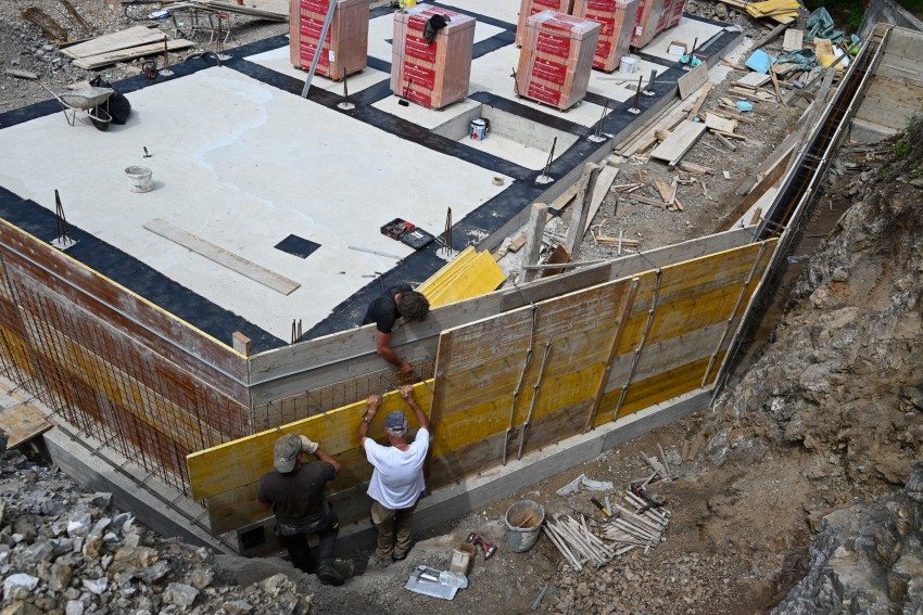 <p>Izdelava dvostranskega opaža za betonsko škarpo končne višine 1,5 m.</p>