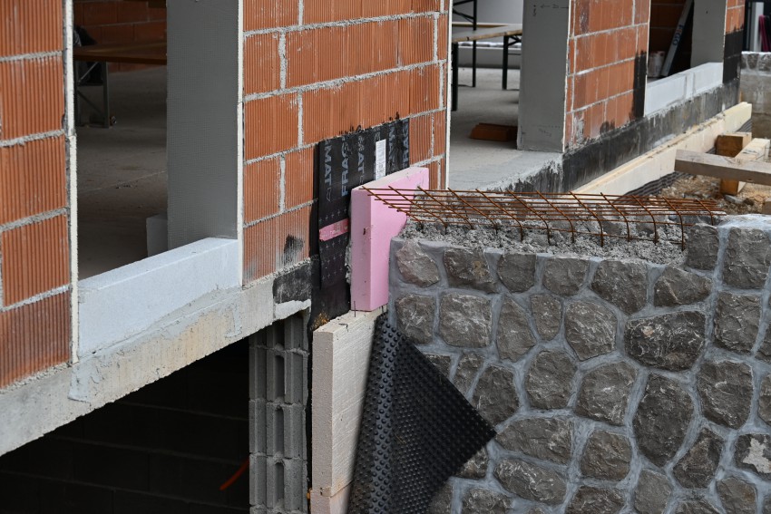 Vsak stik grajenega elementa – v tem primeru škarpe – s stavbo mora biti ločen s toplotno izolacijo. Če ni, nastane močan toplotni most, ki je vzrok za naselitev plesni.