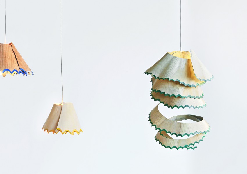 Japonska oblikovalka Nanako Kume je oblikovala viseča svetila s senčnikom iz lesa, ošiljenim kot svinčnik.