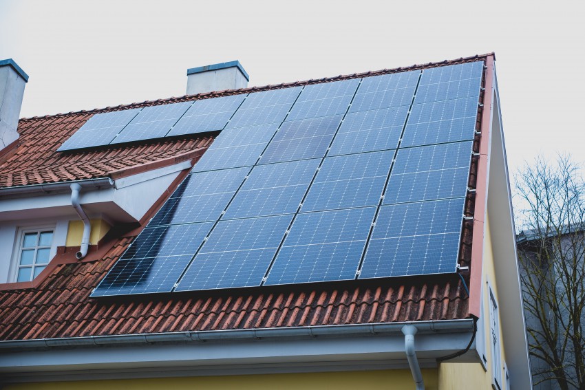 <p>Od januarja do avgusta letos so elektro­distribucijska podjetja v Sloveniji prejela 20.520 vlog za izdajo soglasja za priključitev sončne elektrarne za samooskrbo.</p>