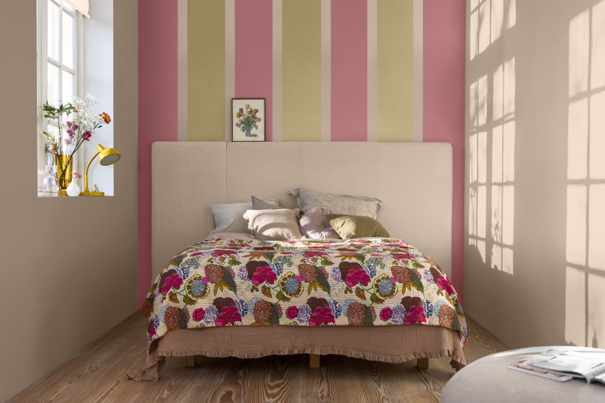 V spalnici je lahko zlat odtenek s podtonom zelene v kombinaciji pastelno rožnate in rumene.
