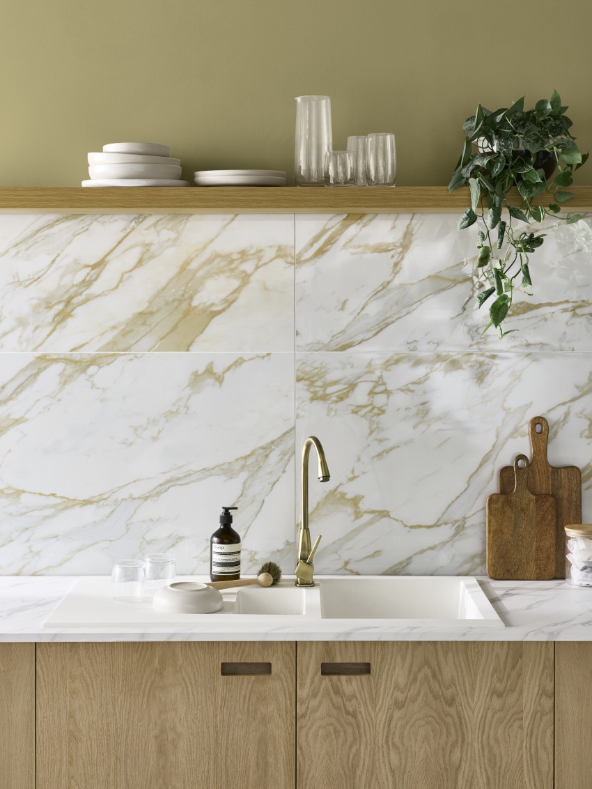 Omenjeni zlat odtenek se poda tudi v kuhinjo, kjer ga lahko kombinirate z lesom in keramiko v imitaciji marmorja.