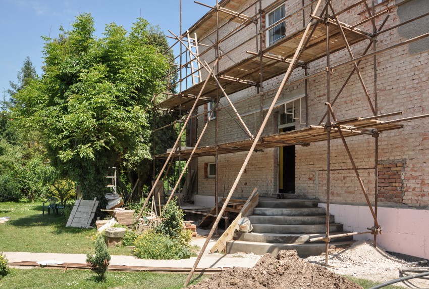 <p>Poznamo tri različno obsežne stopnje prenove hiš: sanacijo, adaptacijo in rekonstrukcijo.</p>