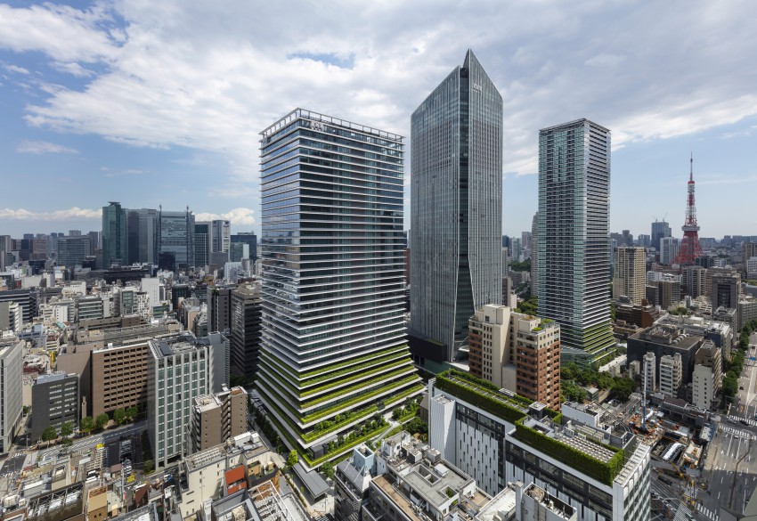 Nemški arhitekturni studio Ingenhoven Architects je v Tokiu zasnoval dve stolpnici, ki sta v nižjih nadstropjih prekriti z rastlinami. Sredi med njima pa je nebotičnik Toranomon Hills.