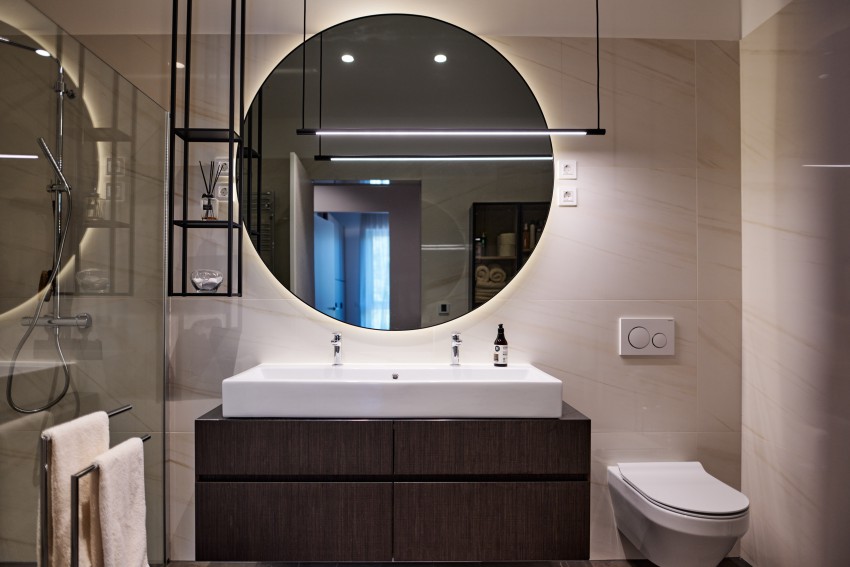 V kopalnici, ki po slogu opreme sledi preostalim delom stanovanja, so osrednje mesto namenili velikemu okroglemu ogledalu.