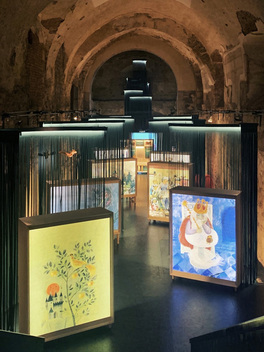 Priznanje oblikovalski dosežek: Sanja Jurca Avci je za razstavo Za devetimi gorami v dvorani Kazemate na Ljubljanskem gradu.