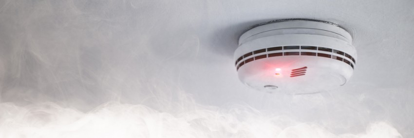 Dimni alarm namestite pod stropom, stran od prezračevalnikov in ventilatorjev.