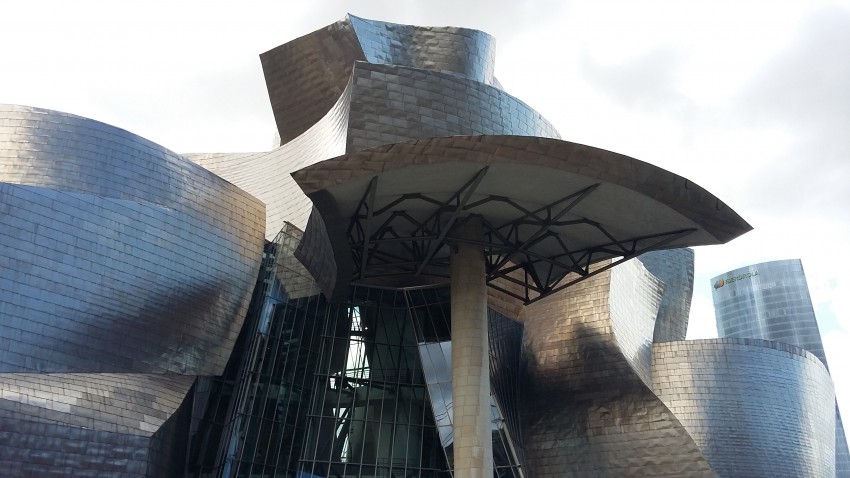 Ameriški arhitekt Frank Gehry je z muzejem industrijsko mesto na severu Španije spremenil v priljubljeno turistično destinacijo.