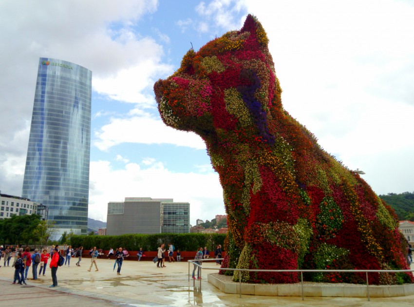 Javni prostor okoli muzeja ponuja na ogled različna umetniška dela. Med njimi je kuža Puppy, obdan z 38 tisoč rastlinami, umetnika Jeffa Koonsa.