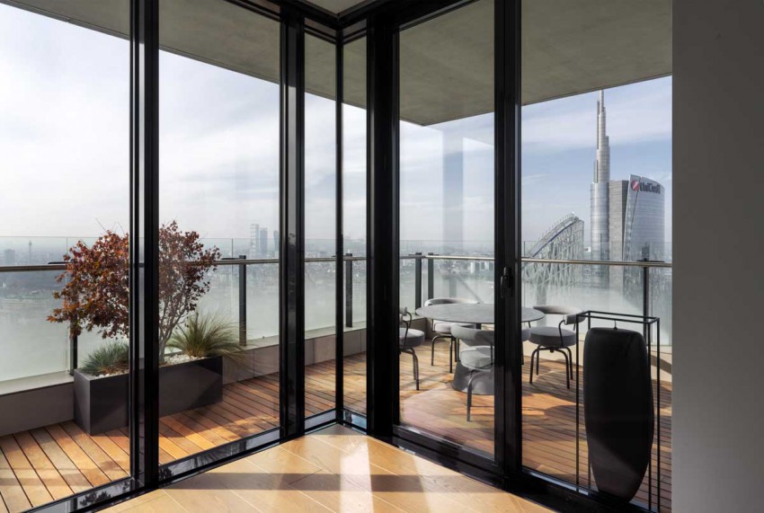 Ogromne steklene površine ponujajo razgled na Milano.