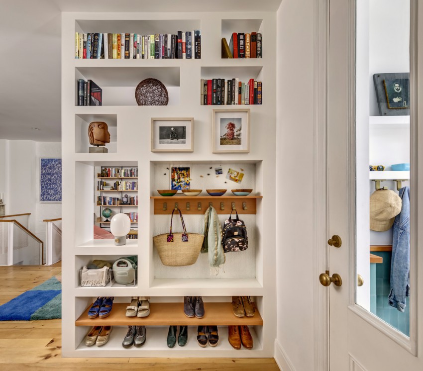 <p>Nova po meri narejena odprta omara ob vhodu ponuja dovolj prostora za knjige in tudi odlaganje stvari.</p>