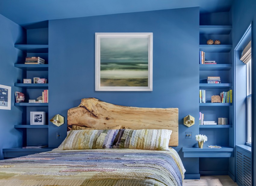 <p>Za stene in strop spalnice so uporabili intenzivno modro barvo.</p>