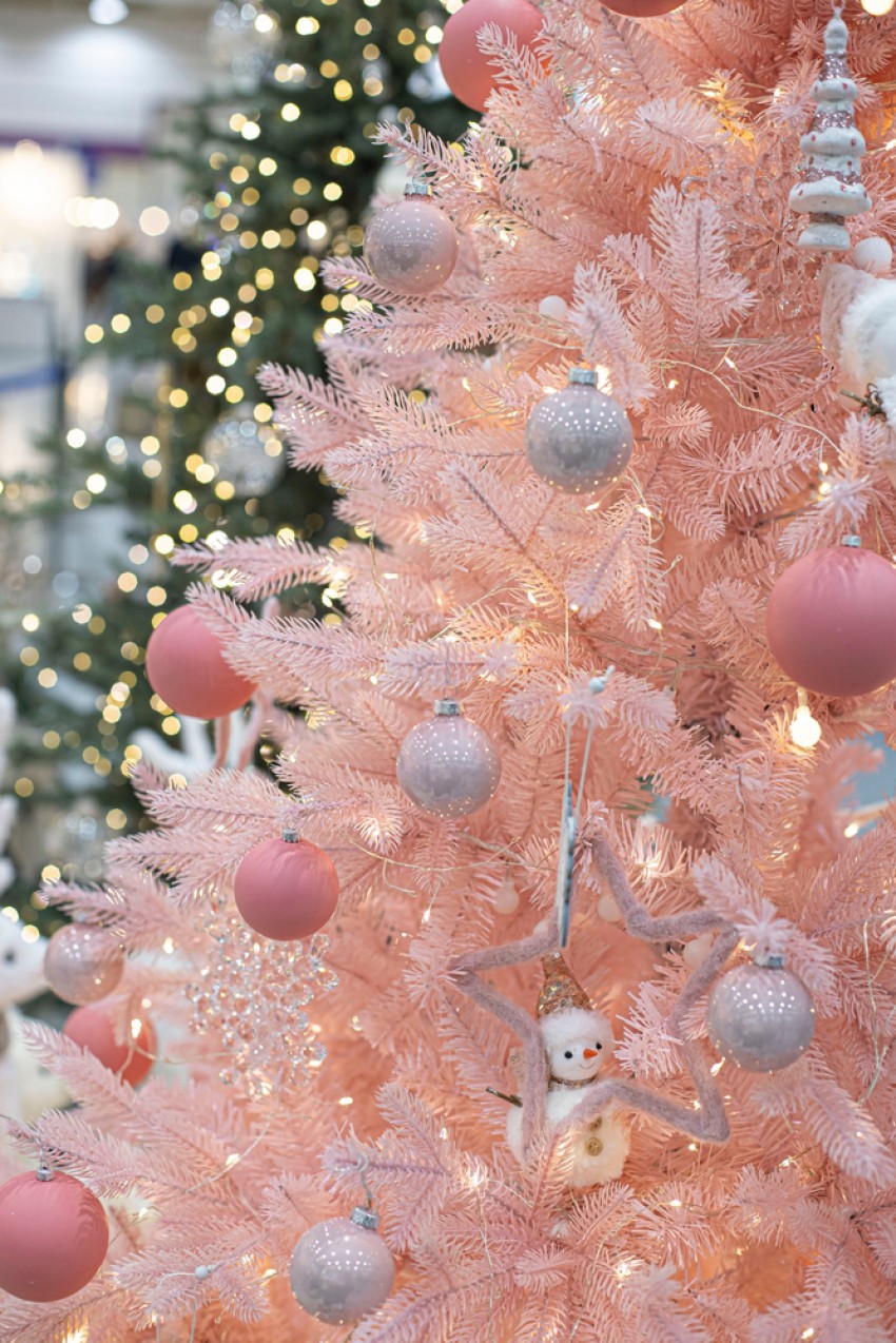 <p>Na rožnato drevo se lepo podajo beli, srebrni ali zlati okraski ter bele lučke.</p>
