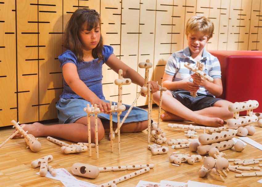 <p>Leseno didaktično igračo Konstrukta je leta 1976 zasnoval Niko Kralj, zdaj so jo oživili in prvič začeli izdelovati.</p>