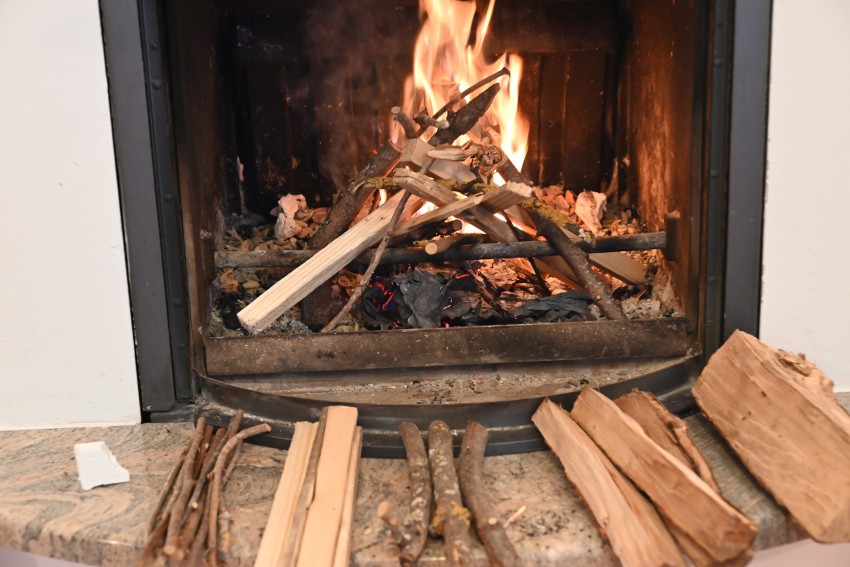 <p>Bistvo kurjenja z lesom je počasno dodajanje vedno debelejših polen v kurišče. Začnemo s papirjem ali kocko za netenje ognja. Sledijo podneta, veje, tanjša drva in debela drva. Vedno zlagamo v piramido, kot se vidi pri prižiganju ognja.</p>