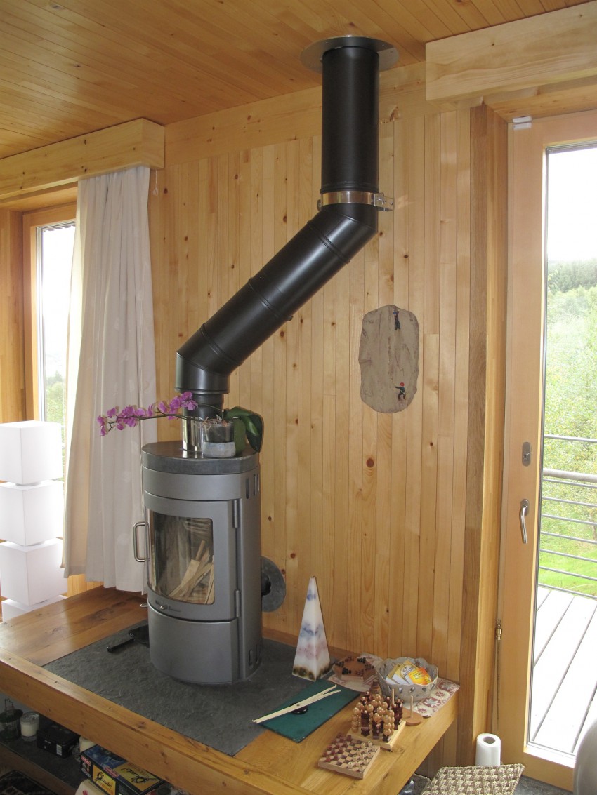 <p>Kamin v pasivni hiši je lahko majhen, mora pa imeti dovod zunanjega zraka in odvod dimnih plinov. Poseben pogoj je, da je zrakotesen.</p>