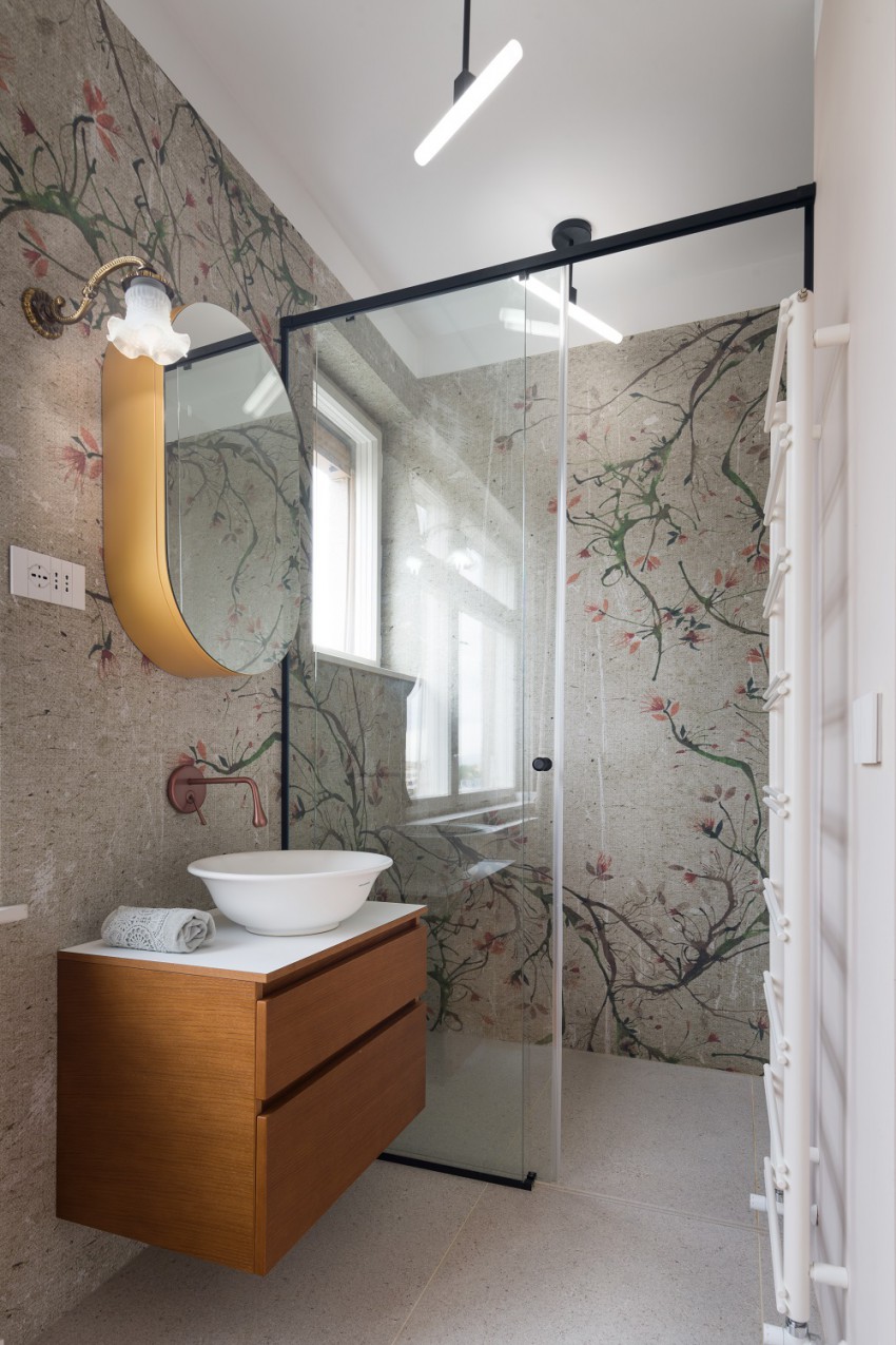 <p>Stenske obloge v kopalnici so kombinacija klasične keramike in tapet za mokre prostore.</p>