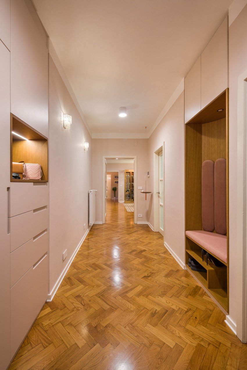 <p>Niša v vhodnem hodniku je prvi stik s stanovanjem, zato je zadržana in elegantna.</p>