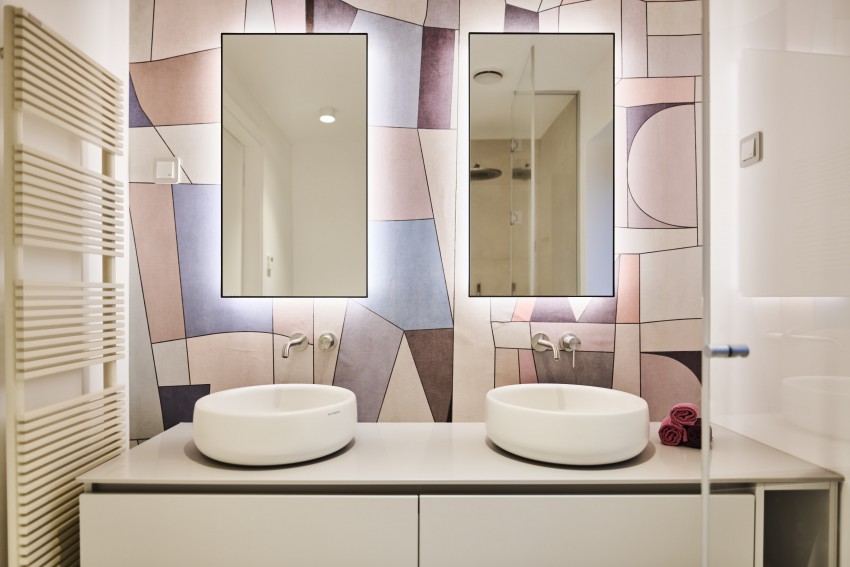 <p>Drugo kopalnico poživlja tapeta z geometrijskim vzorcem v pastelnih odtenkih.</p>