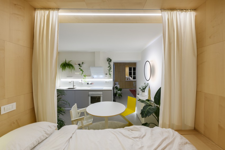 <p>Interier povezuje premišljena ambientalna osvetlitev, ki poudari prijetno vzdušje stanovanja.</p>
