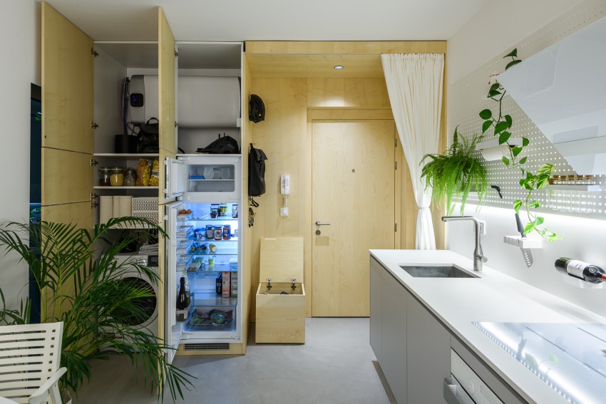 <p>V vgradni omari je poleg shranjevalnih polic prostor za hladilnik, pralno-sušilni stroj in električni grelnik vode.</p>
