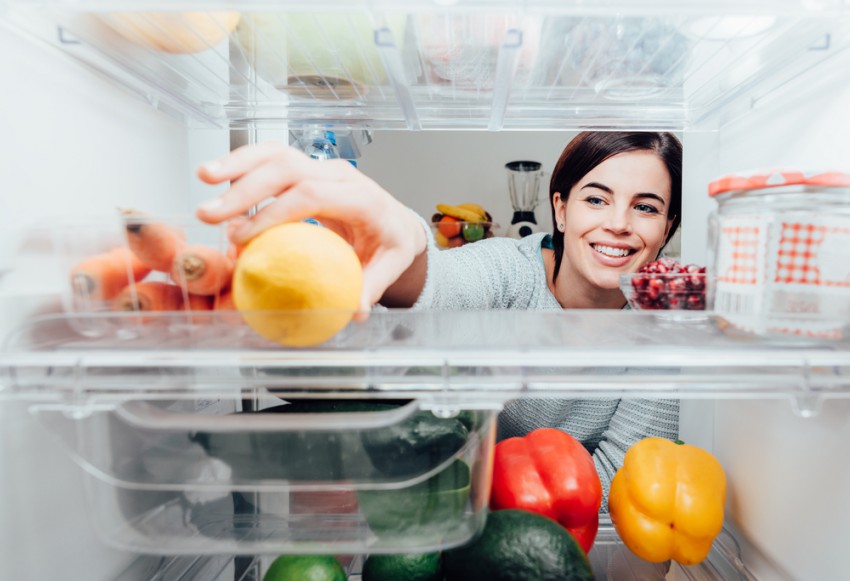 Redno čistite hladilnik in organizirajte stvari v njem.