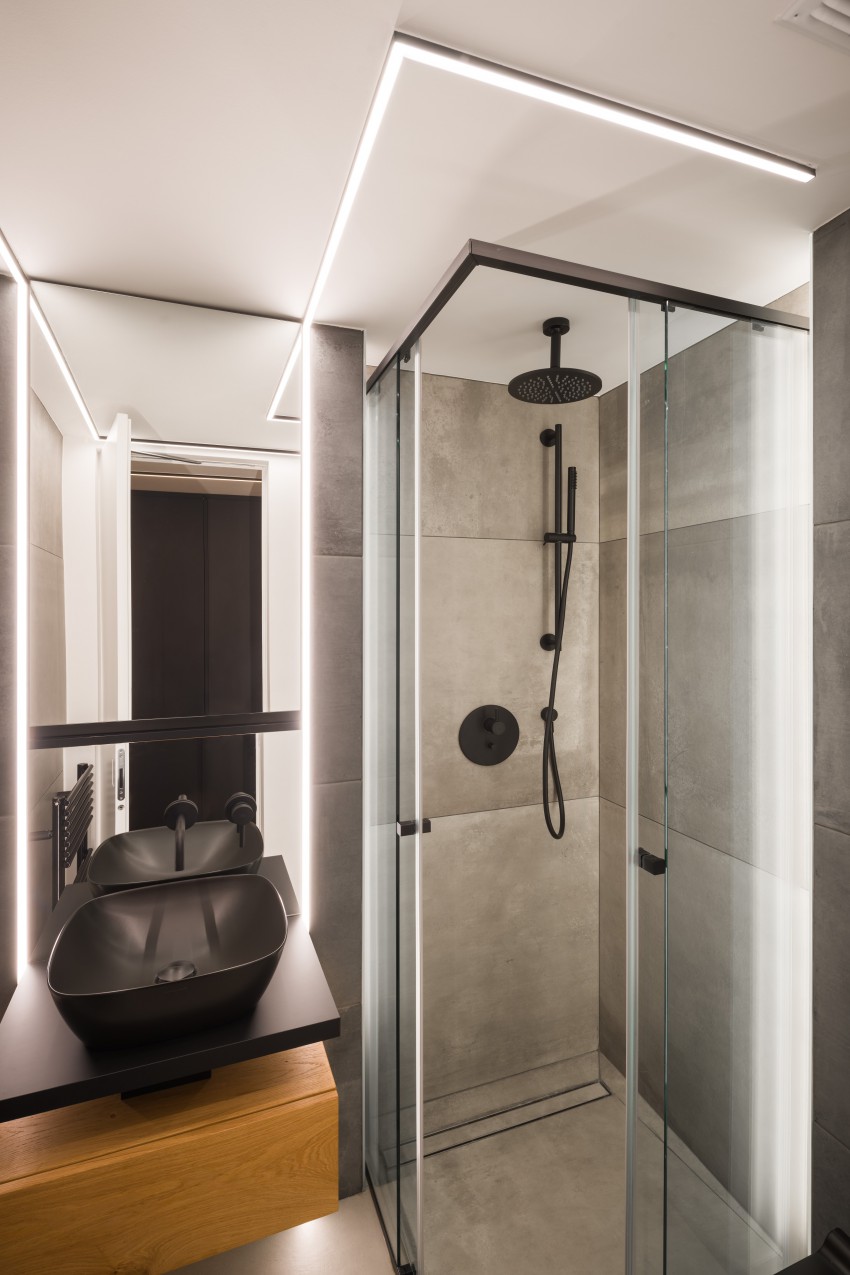 Kopalnica ima kljub majhni kvadraturi standardno veliko kabino za prhanje in dovolj shranjevalnih površin, ki so skrite za ogledalom.