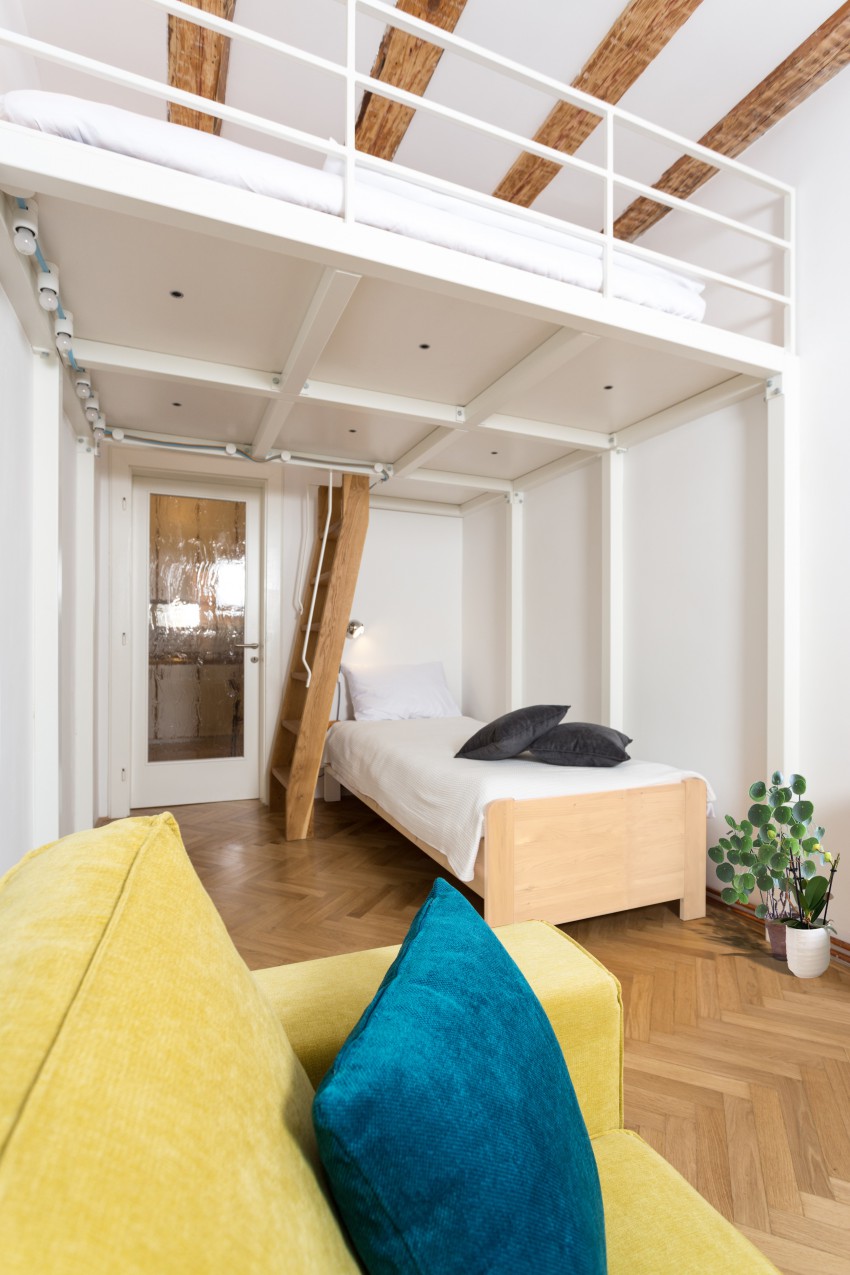 <p>Stanovanje v velikosti 31 kvadratnih metrov: V bivalnem prostoru so izkoristili višino in tik pod stropom zasnovali galerijo za spanje, na kateri sta dve ležišči.</p>