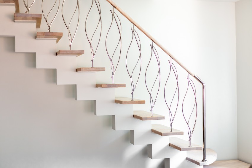 <p>Stopnišče minimalističnega videza lahko ustvarimo tudi s klasičnimi gradivi, kot so les ali kamen za pohodne plošče in kovinska žica za ograjo.</p>