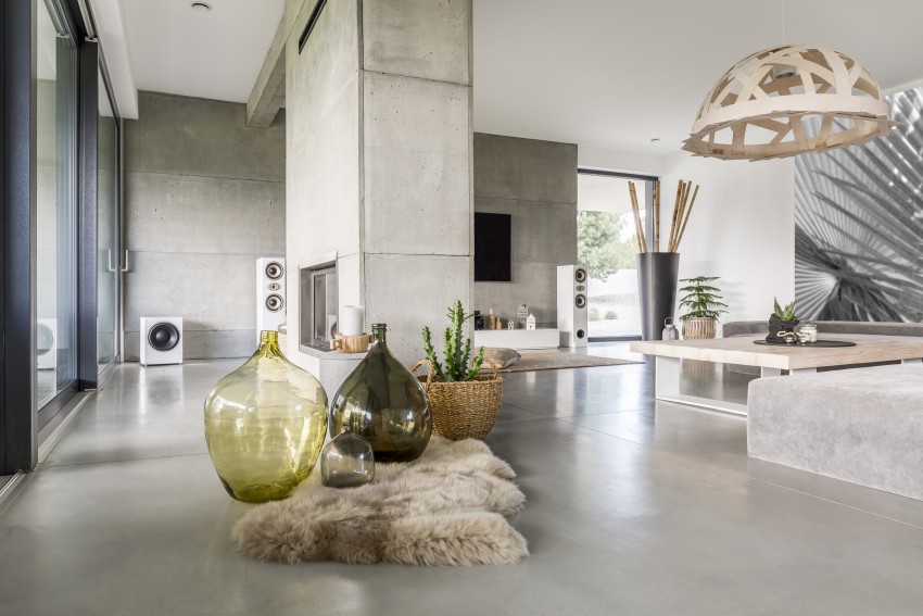 <p>V sodobnih interierjih lahko za obdelavo tal ali sten uporabimo dekorativni beton. Primeren je tudi za kopalnice, saj je vodoodporen.</p>