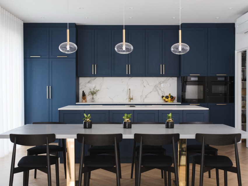 V modro barvo odeta kuhinja je narekovala slog interierja po celem stanovanju.