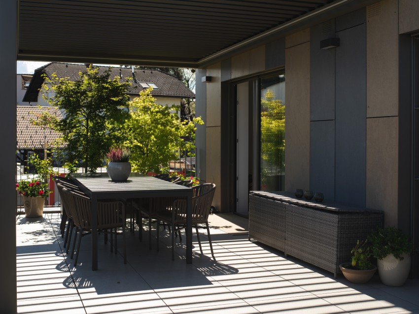 Stanovanje dopolnjuje terasa, kjer je dovolj prostora za veliko vrtno mizo.
