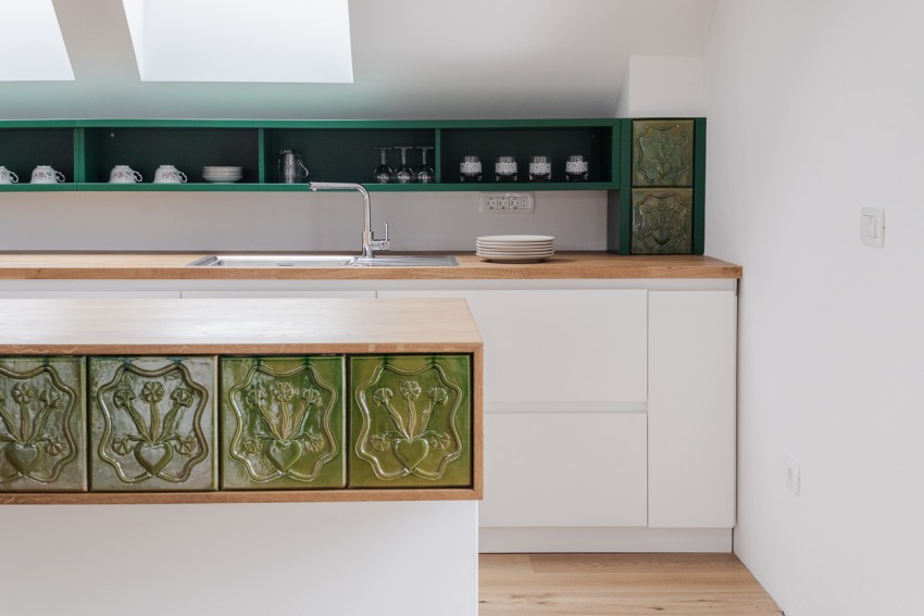 Pečnice, vstavljene v elemente kuhinjskega pohištva, predstavljajo barvni in oblikovni poudarek kuhinjskega otoka in visečih omaric.