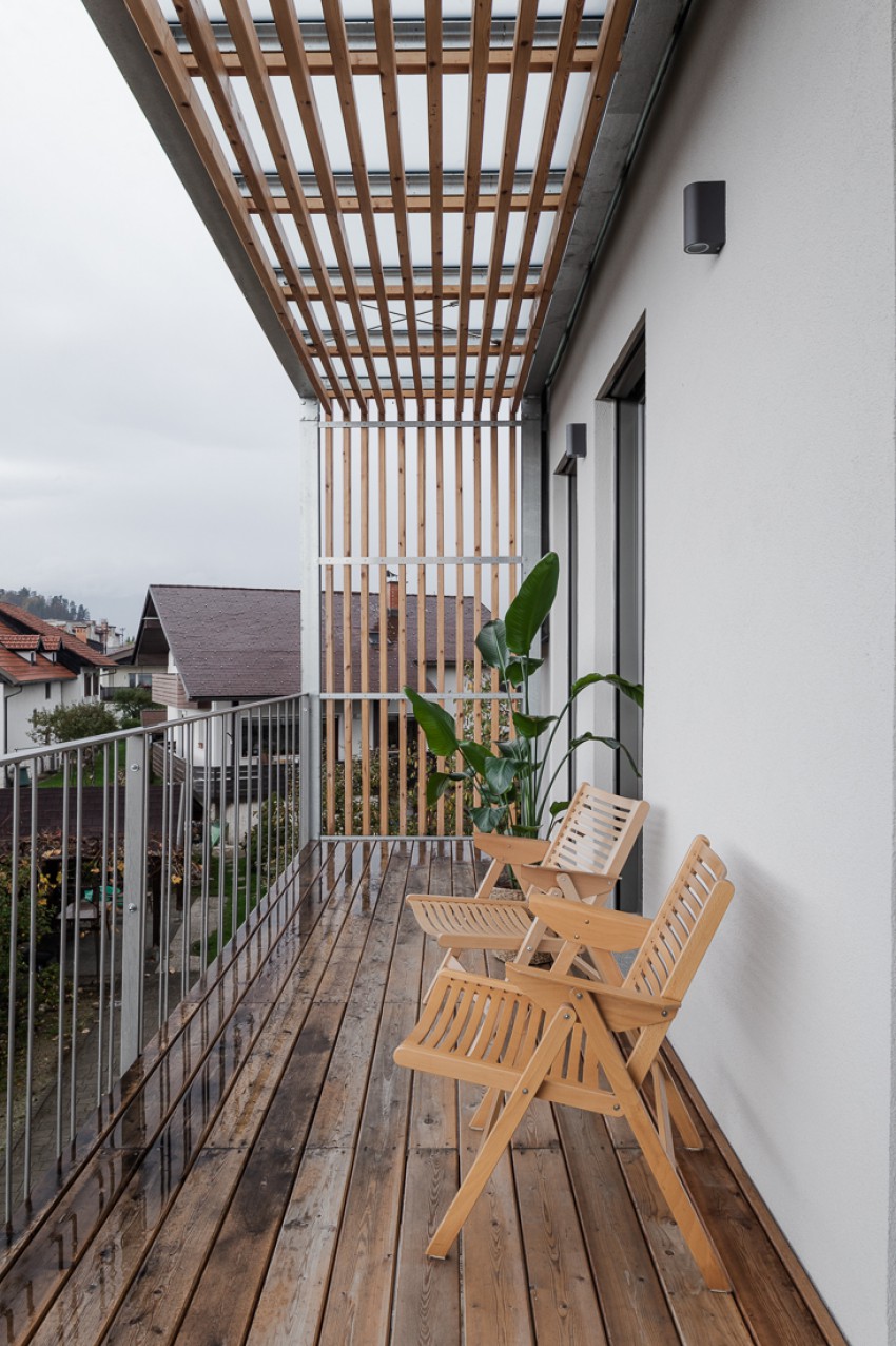 Z dodanim balkonom se bivanje v mansardi odpira tudi v zunanji prostor.