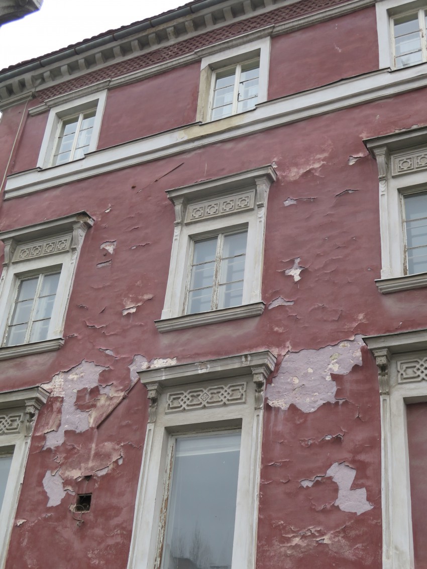 <p>Cvetoča fasada je posledica paro­neprepustnega zaključnega sloja.</p>