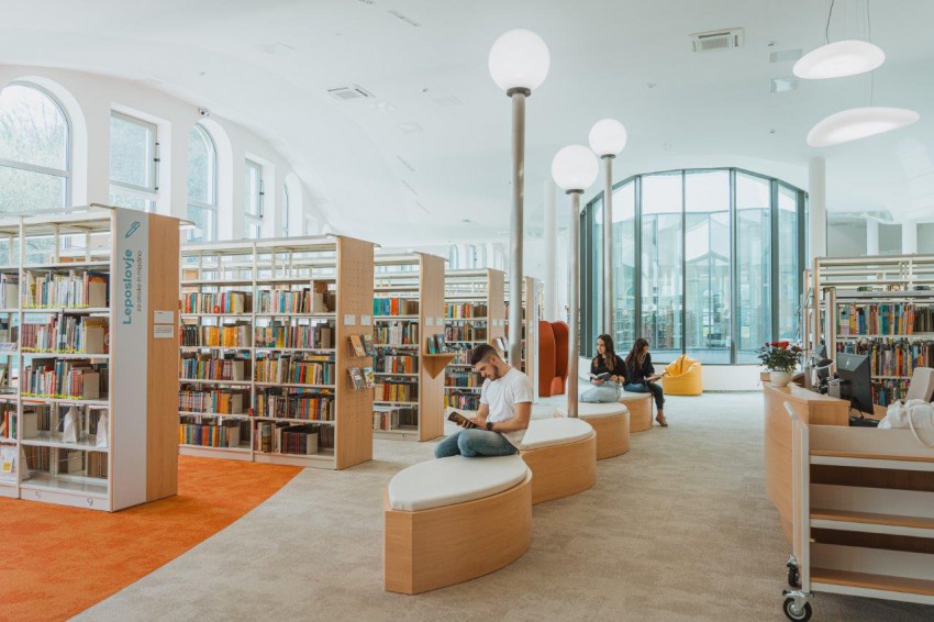 <p>Knjižnica predstavlja prostor druženja in srečevanja različnih generacij.</p>