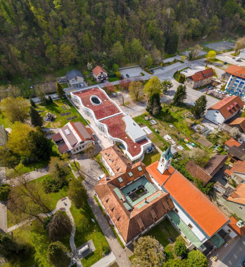 <p>Prizidek je povezan s 400 let starim nekdanjim samostanskim kompleksom.</p>