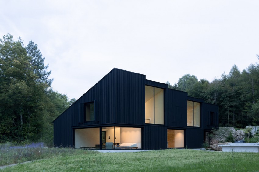 <p>Družinsko hišo na Bavarskem so zasnovali v švicarskem arhitekturnem biroju Appels Architekten.</p>