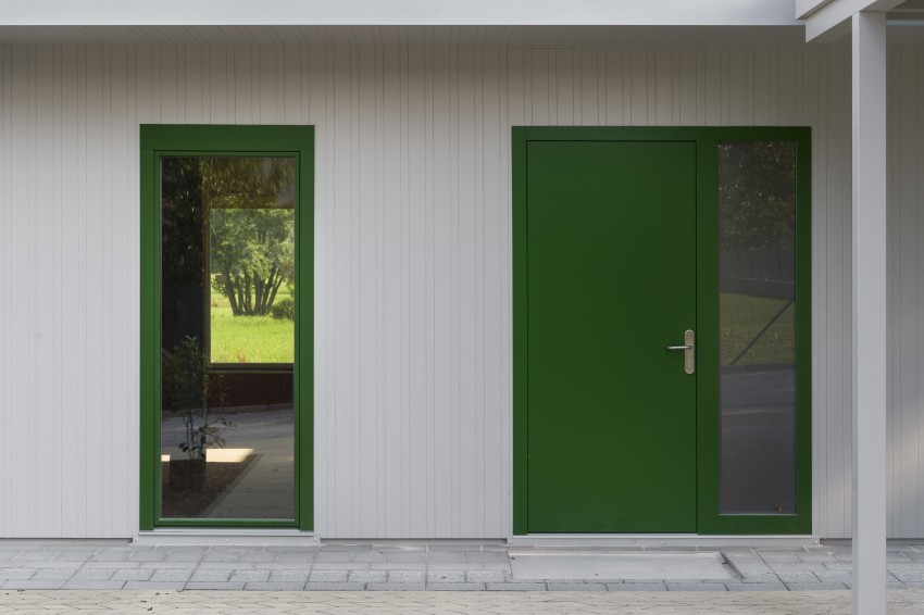 <p>Arhitekti so se odločili za zeleno pobarvano stavbno pohištvo.</p>