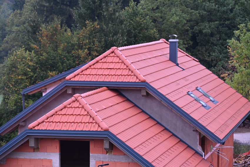 Slemenjaki in obrobe morajo preprečiti vstop vetra v konstrukcijo strehe.