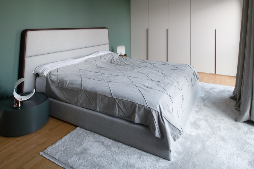 <p>Temno zelena barva v spalnici za posteljo je protiutež steklenim površinam nasproti postelje.</p>