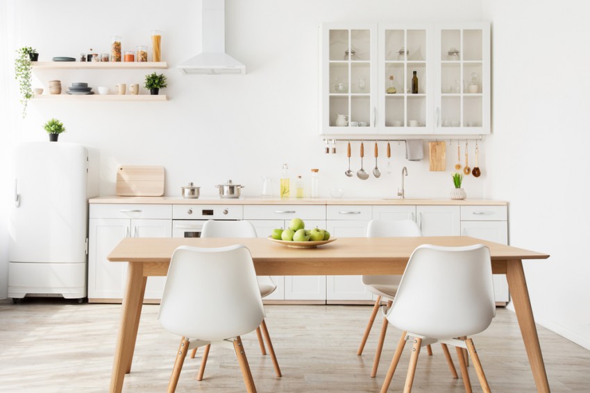 <p>Bela barva in les sta še vedno priljubljena kombinacija v interierjih, tudi kuhinjah.</p>