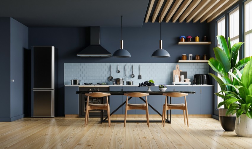 Temno modra barva si je v zadnjih letih utrla pot v notranje oblikovanje, priljubljena je tudi v kuhinjah.
