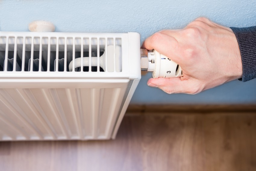 <p>Pred sezono preverimo tudi delovanje termostatskih ventilov na radiatorjih. Včasih zablokira igla termostatskega ventila in jo je treba sprostiti.</p>