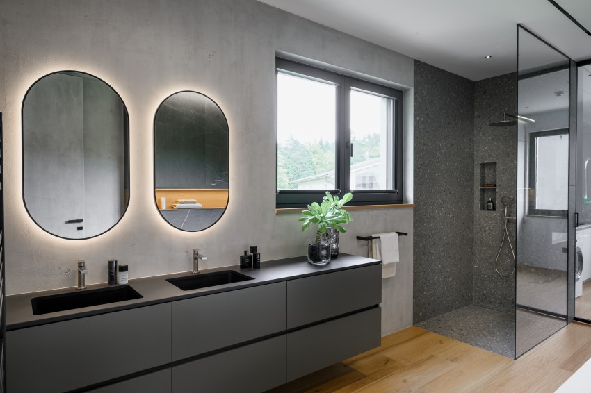 V kopalnici se zgodba interierja nadaljuje z videzom betona v glavni vlogi.